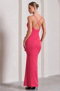 Détail du design élégant dos nu croisé sur cette robe de soirée en satin rose