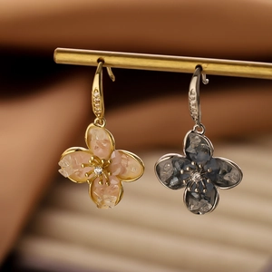 Elegantes pendientes de flores de circonita y cristal en acabado oro y plata