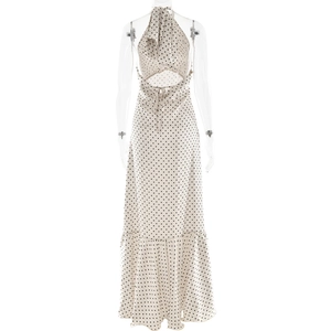 Vue détaillée du dos d'une robe licou à pois avec dos nu et taille nouée élégante