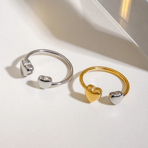 Bagues cœur réglables minimalistes en or et argent sur fond blanc épuré