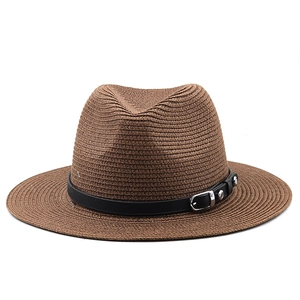 Détails du chapeau de paille marron foncé avec texture tressée et boucle de ceinture en cuir