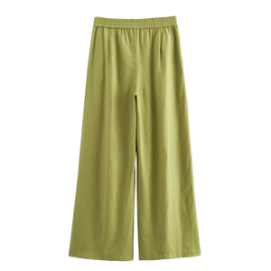 Dettaglio della vita alta elastica sui pantaloni a gamba larga in lino verde