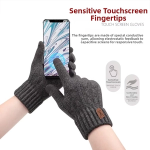 Dettaglio guanti in maglia grigio scuro con punte touch screen e logo in pelle decorativo