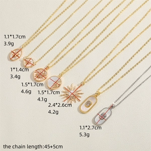 Colliers ras du cou dorés et argentés avec pendentifs soleil et nacre et dimensions