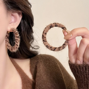 Boucles d'oreilles créoles vintage en fausse fourrure léopard avec aiguille en argent