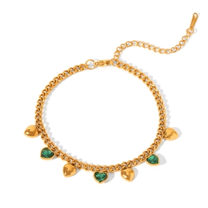 Détail d'un bracelet gourmette plaqué or 18K avec breloques cœur en zircon vert et mousqueton
