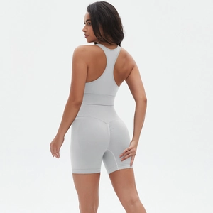 Dettaglio degli shorts da yoga grigio chiaro senza cuciture con vita alta ed effetto arricciato