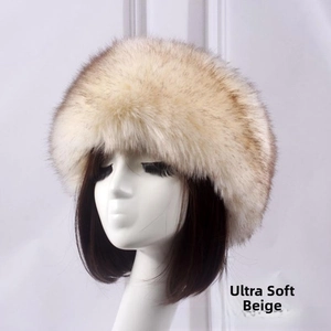 Détail d'un bonnet d'hiver en fausse fourrure beige et marron pour femme douce
