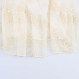 Robe française élégante à col en V avec ourlet à volants et paillettes sur tulle beige