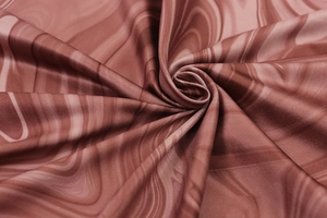 Détail du tissu à imprimé marbré marron montrant la texture douce et le tissage
