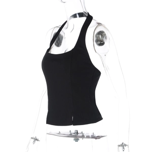 Détail du haut court noir dos nu montrant le tissu en maille extensible et la fente latérale