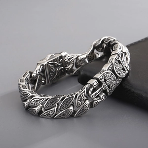 Dettaglio del bracciale punk vintage in acciaio con motivi celtici e chiusura a scatto
