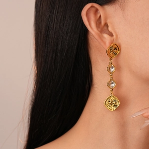 Détail macro de boucles d'oreilles lion vintage avec pampilles en cristal sur le mannequin