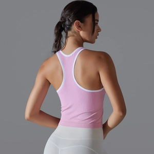 Détail du débardeur de sport rose côtelé avec dos nageur et bordures blanches contrastées