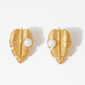 Boucles d'oreilles feuilles dorées avec perles blanches et texture métal brossé