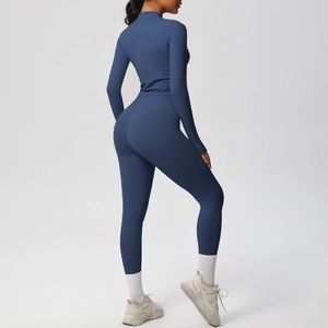 Vue arrière détaillée d'un ensemble de yoga bleu marine avec legging et veste à manches longues