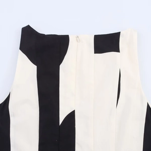 Dettaglio di un vestito a pois con cerniera invisibile sul retro e cuciture spalla