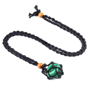 Dettaglio della collana in rete intrecciata con malachite verde e perline di legno