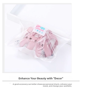 Dettaglio della pinza per capelli in acrilico rosa opaco nella confezione originale