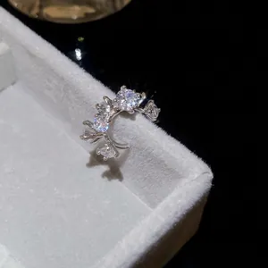Élégant ear cuff double cœur en argent avec zircons étincelants sur une boîte d'affichage