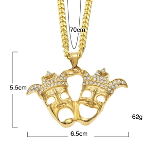 Vue de près du pendentif masque de comédie tragédie doré avec cristaux sur chaîne 70cm