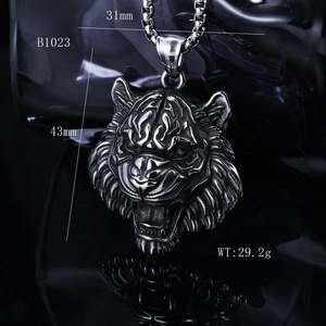 Vue détaillée du pendentif Viking tête de tigre avec dimensions de 31x43mm