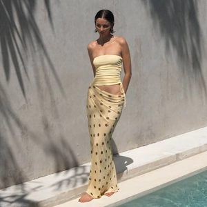 Ensemble haut bustier jaune sexy et robe longue à pois pour femme au look d'été élégant