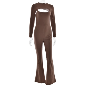 Détail d'un body marron foncé à manches longues avec découpe et pantalon évasé