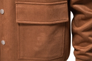 Détail d'une veste en daim marron pour homme avec poche à rabat et boutons pressions