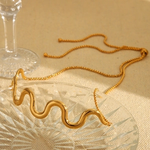 Adjustable 18K gold-plated stainless steel wave necklace with smooth metallic finish