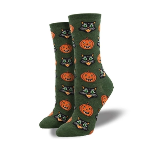 Halloween-Socken mit orangefarbenen Kürbissen und schwarzen Katzen auf dunkelgrünem Stoff