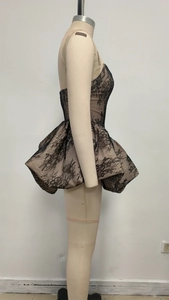 Nahaufnahme der schwarzen Blumenspitze und des strukturierten Saums am Partykleid