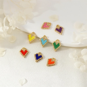 Pendentifs cœur tissés main en huit couleurs vives pour la création de bijoux DIY