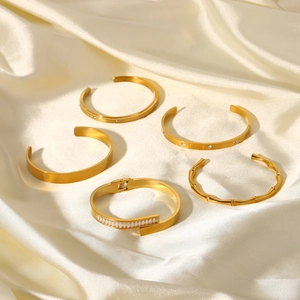 Ensemble de bracelets en acier inoxydable plaqué or 18K avec zircons sur soie champagne