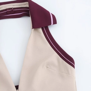 Dettaglio dell'abito allacciato al collo preppy con bordo bordeaux a coste