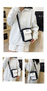 Détail du sac bandoulière contrasté noir et blanc avec écusson rond et motif à carreaux