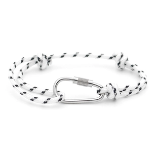 Dettaglio del bracciale in corda intrecciata bianca e nera con chiusura a moschettone argento
