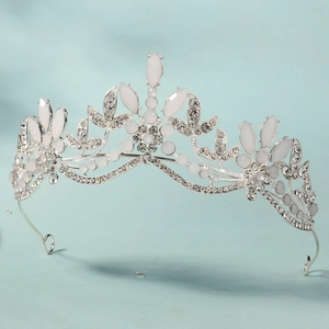 Dettaglio della corona da sposa in argento con pietre ovali bianche e strass floreali