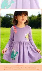 Dettaglio della toppa di dinosauro ricamata sul vestito da bambina viola a maniche lunghe