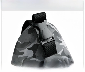 Détail de la boucle robuste et de la sangle en nylon camouflage du sac de poitrine