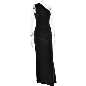Détail d'une robe noire satinée à une épaule montrant les plis à la taille et le tissu