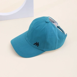 Détail de la casquette enfant bleu lac avec broderie 3D et coutures de haute qualité