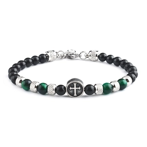 Makroaufnahme von Perlenarmband mit schwarzen und grünen Steinen und Silberkreuz