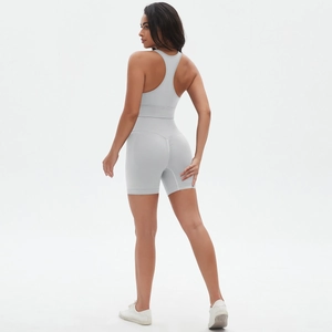 Dettaglio degli shorts scrunch senza cuciture e del reggiseno sportivo con vogatore