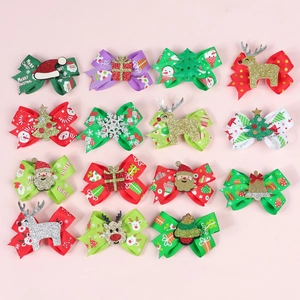 Vue à plat de 15 pinces à cheveux de Noël festives avec rennes et motifs Père Noël