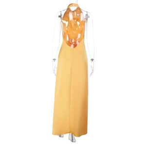 Vue arrière d'une robe de soirée dos nu en satin jaune sur un mannequin transparent