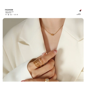 Collana chic con pendente a tubo intrecciato placcata oro 18k e anelli su modella