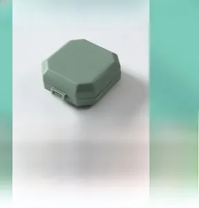 Dettaglio macro dei portapillole a 8 lati in verde, blu e marrone con fibbie laterali