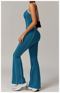 Details des marineblauen Yoga-Jumpsuits mit Kontrastnähten und ausgestelltem Bein