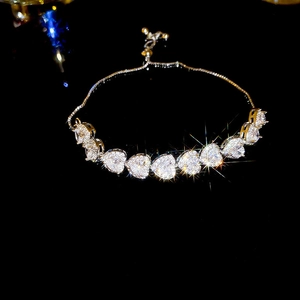 Bracelet en argent avec zircons en forme de cœur et fermoir coulissant réglable sur noir